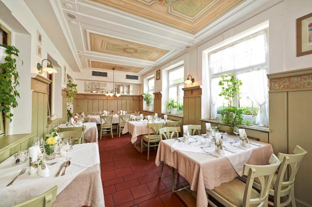 Brauereigasthof Zum Loewenbraeu Adelsdorf Exterior foto